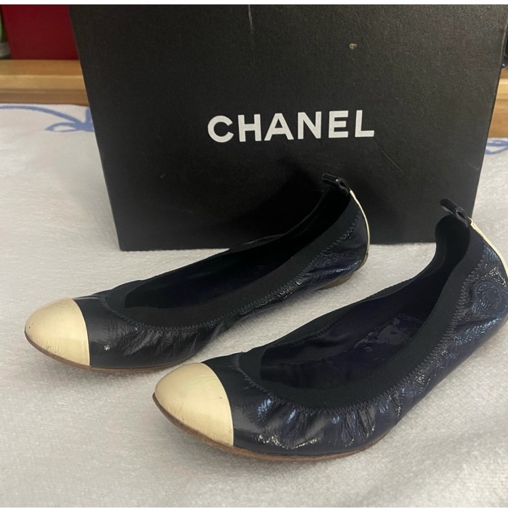 CHANEL Navy and Cream Flats - Picture 3 of 16